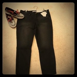 LC Lauren Conrad Black Skinny Capri- Size 10